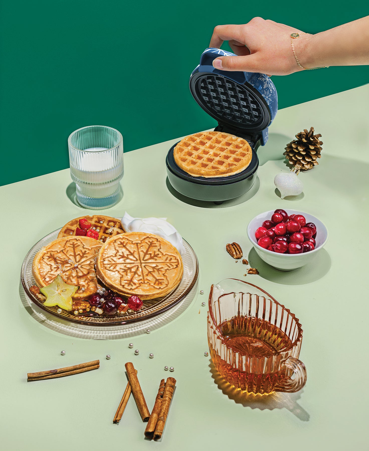 Bella Snowflake Mini Waffle Maker – Bella Housewares