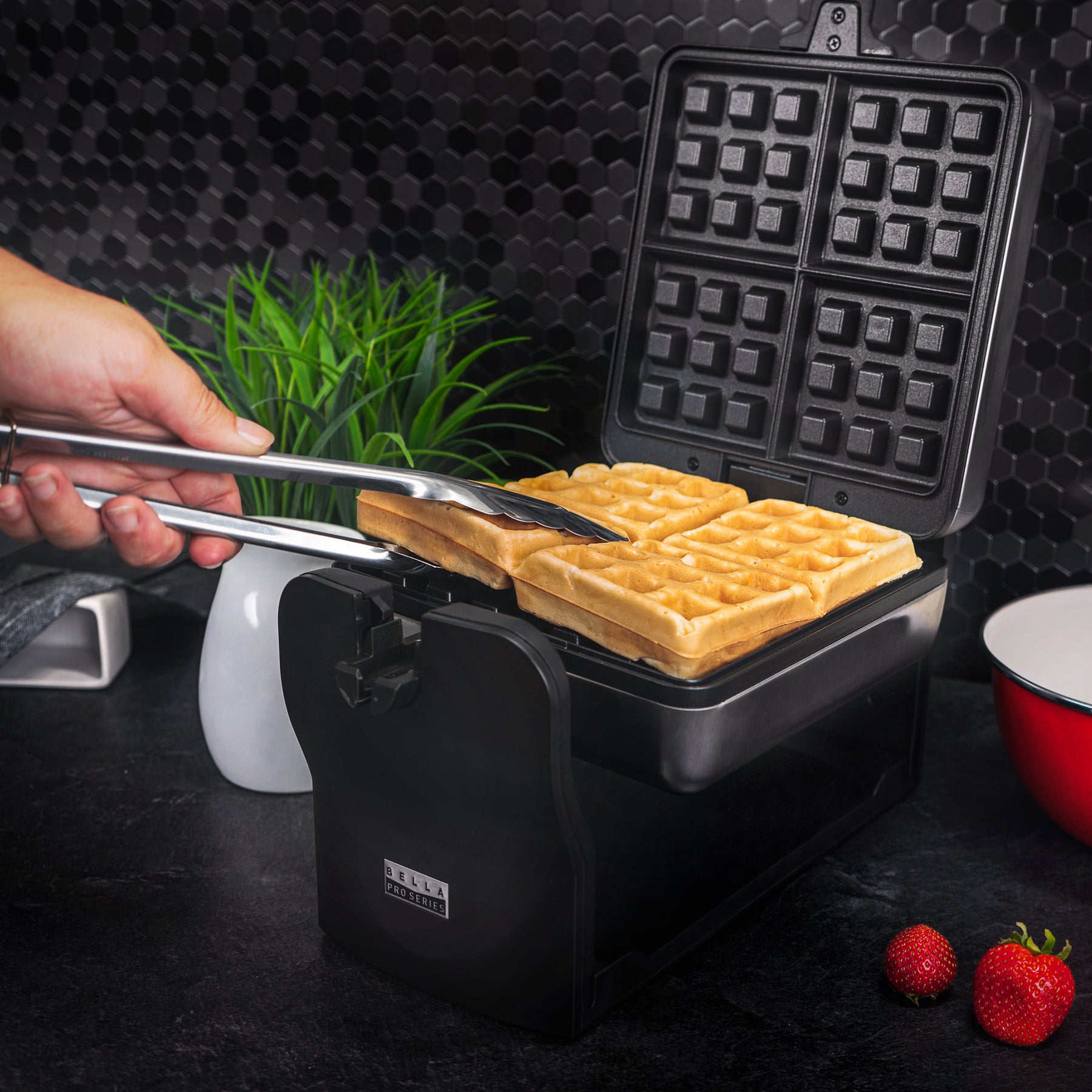 4 Slice Rotating Waffle Maker – Bella Housewares